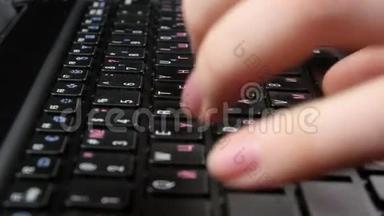 一个办公室职员的双手在黑色键盘上打字，合上
